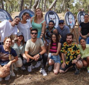 Leo Margets Instagram - THE TRAITORS ya está en @hbomaxes!😍😍
Estas son algunas fotos que nos han pasado que no desvelan nada…🤐🤐🤐
Yo desde Bahamas no puedo verlo así que tendré que esperar a volver a España para engullir los 8 episodios del tirón! 
El único spoiler que me han hecho los que ya lo han visto es que claramente va de menos a más!
¿Qué os está pareciendo? Contadme! 😊😊
.
#thetraitors