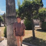 Leonor Seixas Instagram – Emocionada. Concretizei mais um sonho. Finalmente conheci Pompeia, que na verdade se diz Pompeios. É tão mais magnífica do que imaginei!!! Esta cidade romana ficou conhecida por ter sido o palco de uma enorme erupção vulcânica do Monte Vesúvio, que destruiu tudo. Foi em 79dc.