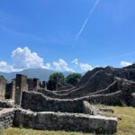 Leonor Seixas Instagram – Emocionada. Concretizei mais um sonho. Finalmente conheci Pompeia, que na verdade se diz Pompeios. É tão mais magnífica do que imaginei!!! Esta cidade romana ficou conhecida por ter sido o palco de uma enorme erupção vulcânica do Monte Vesúvio, que destruiu tudo. Foi em 79dc.