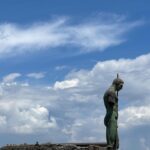 Leonor Seixas Instagram – Emocionada. Concretizei mais um sonho. Finalmente conheci Pompeia, que na verdade se diz Pompeios. É tão mais magnífica do que imaginei!!! Esta cidade romana ficou conhecida por ter sido o palco de uma enorme erupção vulcânica do Monte Vesúvio, que destruiu tudo. Foi em 79dc.