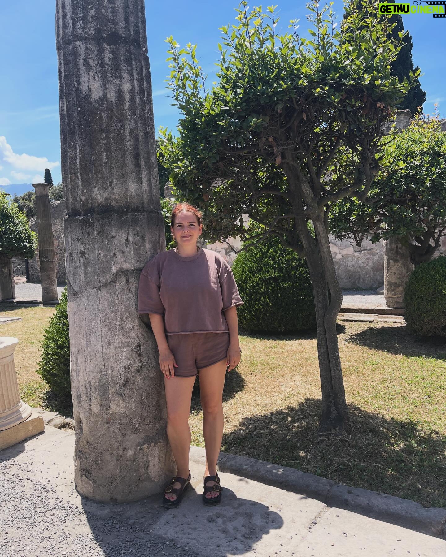 Leonor Seixas Instagram - Emocionada. Concretizei mais um sonho. Finalmente conheci Pompeia, que na verdade se diz Pompeios. É tão mais magnífica do que imaginei!!! Esta cidade romana ficou conhecida por ter sido o palco de uma enorme erupção vulcânica do Monte Vesúvio, que destruiu tudo. Foi em 79dc.