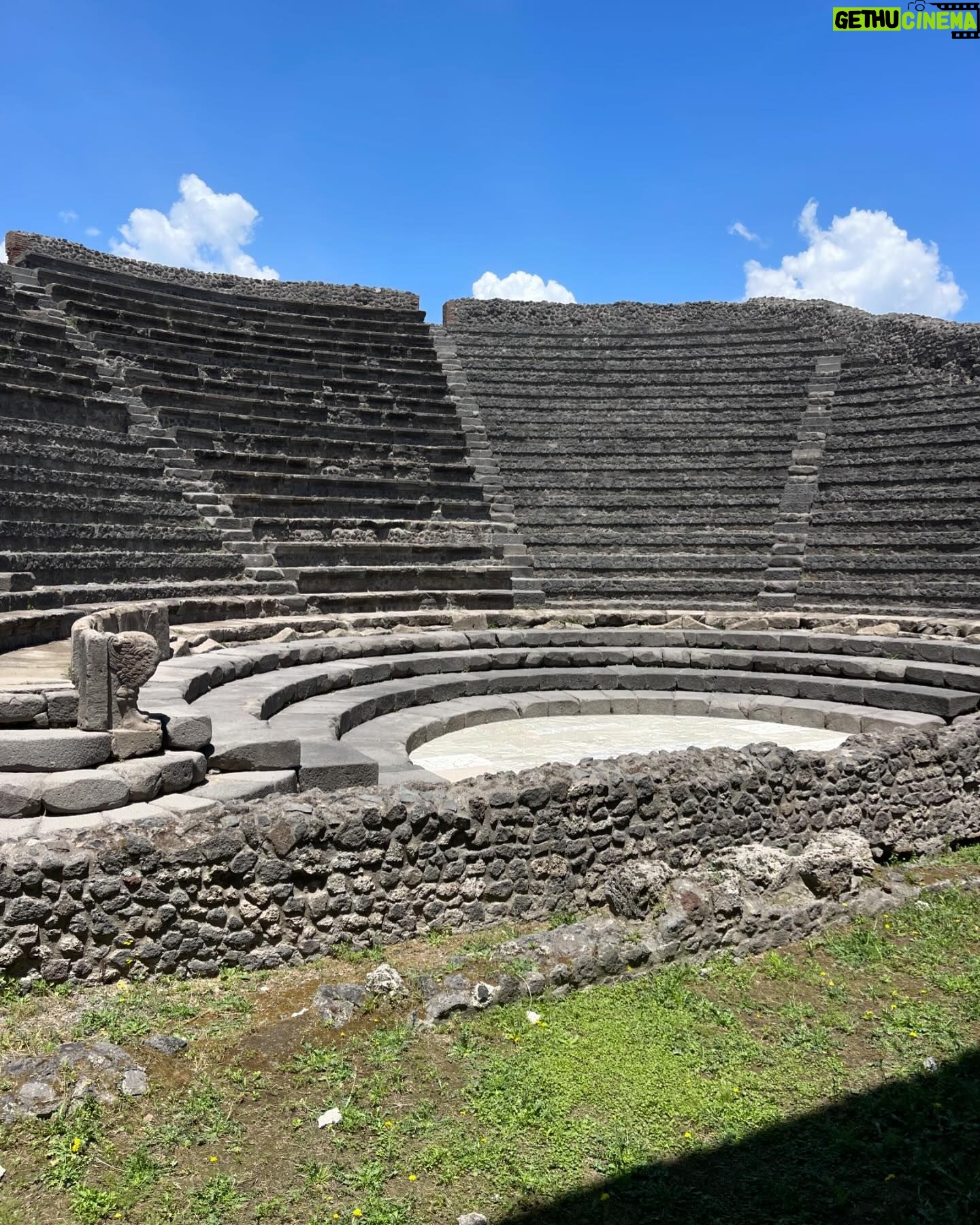 Leonor Seixas Instagram - Emocionada. Concretizei mais um sonho. Finalmente conheci Pompeia, que na verdade se diz Pompeios. É tão mais magnífica do que imaginei!!! Esta cidade romana ficou conhecida por ter sido o palco de uma enorme erupção vulcânica do Monte Vesúvio, que destruiu tudo. Foi em 79dc.
