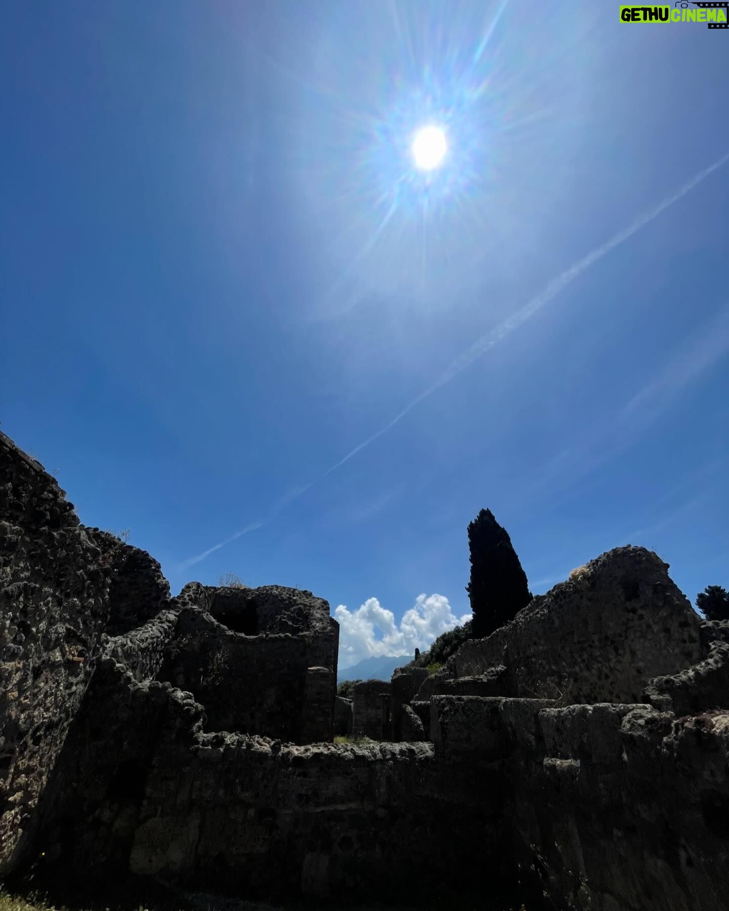 Leonor Seixas Instagram - Emocionada. Concretizei mais um sonho. Finalmente conheci Pompeia, que na verdade se diz Pompeios. É tão mais magnífica do que imaginei!!! Esta cidade romana ficou conhecida por ter sido o palco de uma enorme erupção vulcânica do Monte Vesúvio, que destruiu tudo. Foi em 79dc.