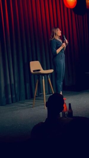 Lesli Karavil Instagram - Mayıs ayında halimize gülmeye herkesi bekliyorum! Gülebilen gelsin! #içerdekadınstandupçıvar

Mayıs ayı gösterilerim: 
7 Mayıs @zorlu_psm // @passo
16 Mayıs @komsukurucesme // rez
21 mayıs @karlofftopagaci // rez 
24 Mayıs @komedikulupnisantasi // rez
29 Mayıs @komedikulupnisantasi // rez 
30 Mayıs @atlas_sinemas // biletler yakında