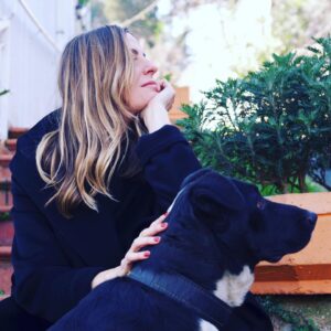 Lesli Karavil Instagram - Tam kar bastırmadan önce mahallede takılan sokak köpeği yanıma geldi birlikte fotoğraf çekelim dedi e tamam dedim. Biliyor o da ünlendiğimi :) 
Lütfen sokak hayvanlarına mama alın ve düzenli dışarı bırakın. Unutmayın sokak hayvanı sadece kedi ve köpek değil. Karıncalara, kuşlara da bırakmak ve izlemek çok zevkli. Yemek verdiğinizde de döküp gitmeyin hemen, bir iki dakika yemelerini izleyin. İçinizde saf bir mutluluk hissedeceksiniz. Bir deneyin! #içerdekadınstandupçıvar #sokakhayvanlarınıkoruyalım @cerensalman 📸❤️