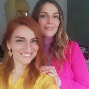 Lesli Karavil Instagram - Valla ben bu resimleri daha bir yıl paylaşırım:) Post ettim de sayı çıkmadan olmaz dediler, postu kaldırdık apar topar. Ama artık sabit durabilir, çünkü yeni sayı bayilerde ve şahsen ben ilk kez pembe giyiyorum ve baya iyi geldi. Yeni nesil komedyenler bayilerde ! @elleturkiye @selinmilosyan @neslihandenizer 🙏🏻💓#içerdekadınstandupçıvar #turkishwomanstandupcomedian #standupcomedy #womenpower #womenriseup