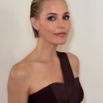 Leslie Bibb Instagram - tonight... with jimmy fallon... it was a damn good night on @fallontonight... thank you @jimmyfallon for talking #palmroyale and all things #sammyrocks #rizz.... tune in tonight and tap for some credits...🤎lb