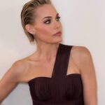 Leslie Bibb Instagram - tonight... with jimmy fallon... it was a damn good night on @fallontonight... thank you @jimmyfallon for talking #palmroyale and all things #sammyrocks #rizz.... tune in tonight and tap for some credits...🤎lb