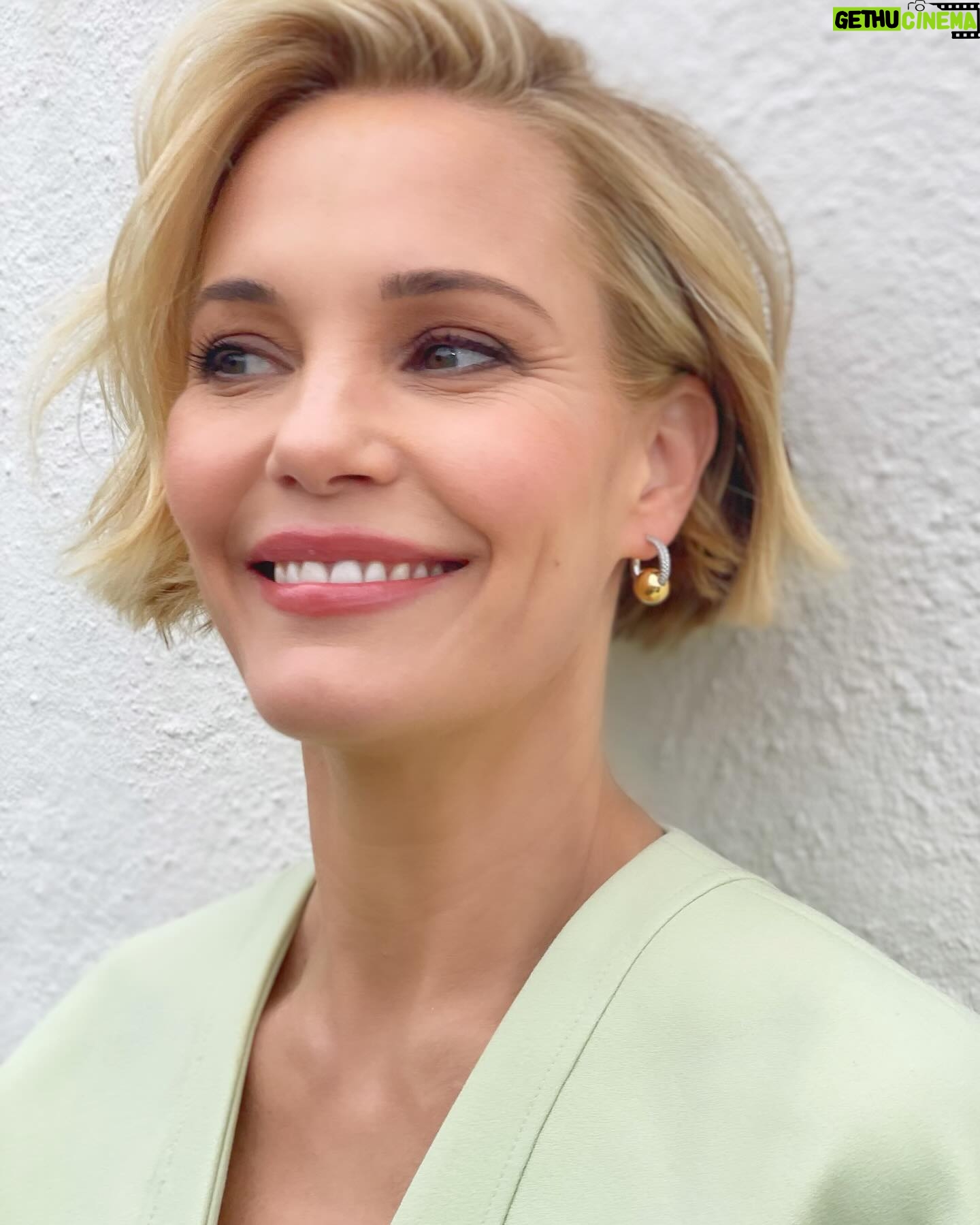 Leslie Bibb Instagram - in mint condition... #fyc confabs for @palmroyaletv @appletv #dinahdonahue...