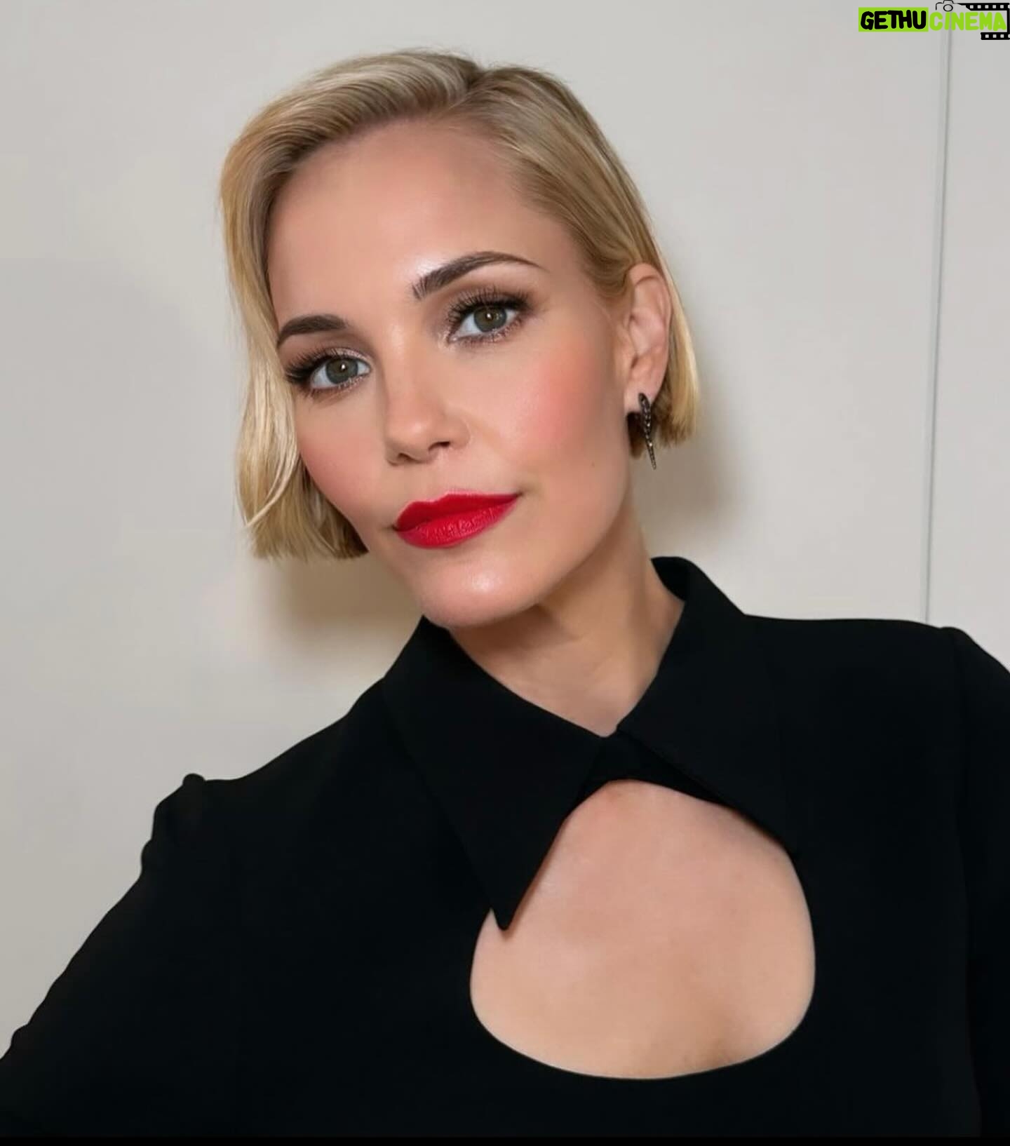 Leslie Bibb Instagram - watch what happens when this lb in her @dolcegabbana lbd walks into @bravowwhl to chat with @bravoandy... thanks for having me...🖤 #palmroyale starts this week on @appletv...