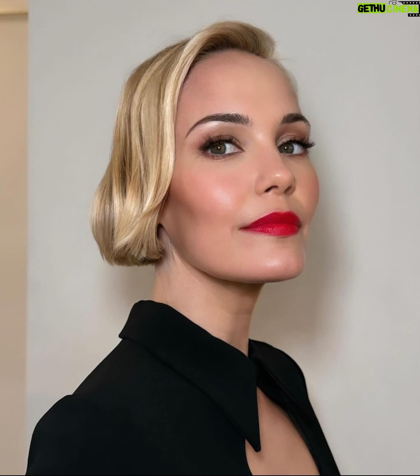 Leslie Bibb Instagram - watch what happens when this lb in her @dolcegabbana lbd walks into @bravowwhl to chat with @bravoandy... thanks for having me...🖤 #palmroyale starts this week on @appletv...