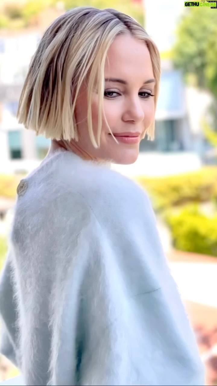 Leslie Bibb Instagram - the sequins of events... #fyc tomfoolery for @palmroyaletv... thanks @appletv and @variety for having us talk about life at the club...#dinahdonahue