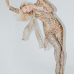 Leslie Bibb Instagram – me x 1883 in 2023…
here is a little sampling of what we were serving in the current issue of @1883magazine…
i had so much fun shooting with @thealexandraarnold @benskervin @rebeccarestrepo @levuestudios @andrewgelwicks and thank you @kendall_saretsky for such an easy interview…xolb