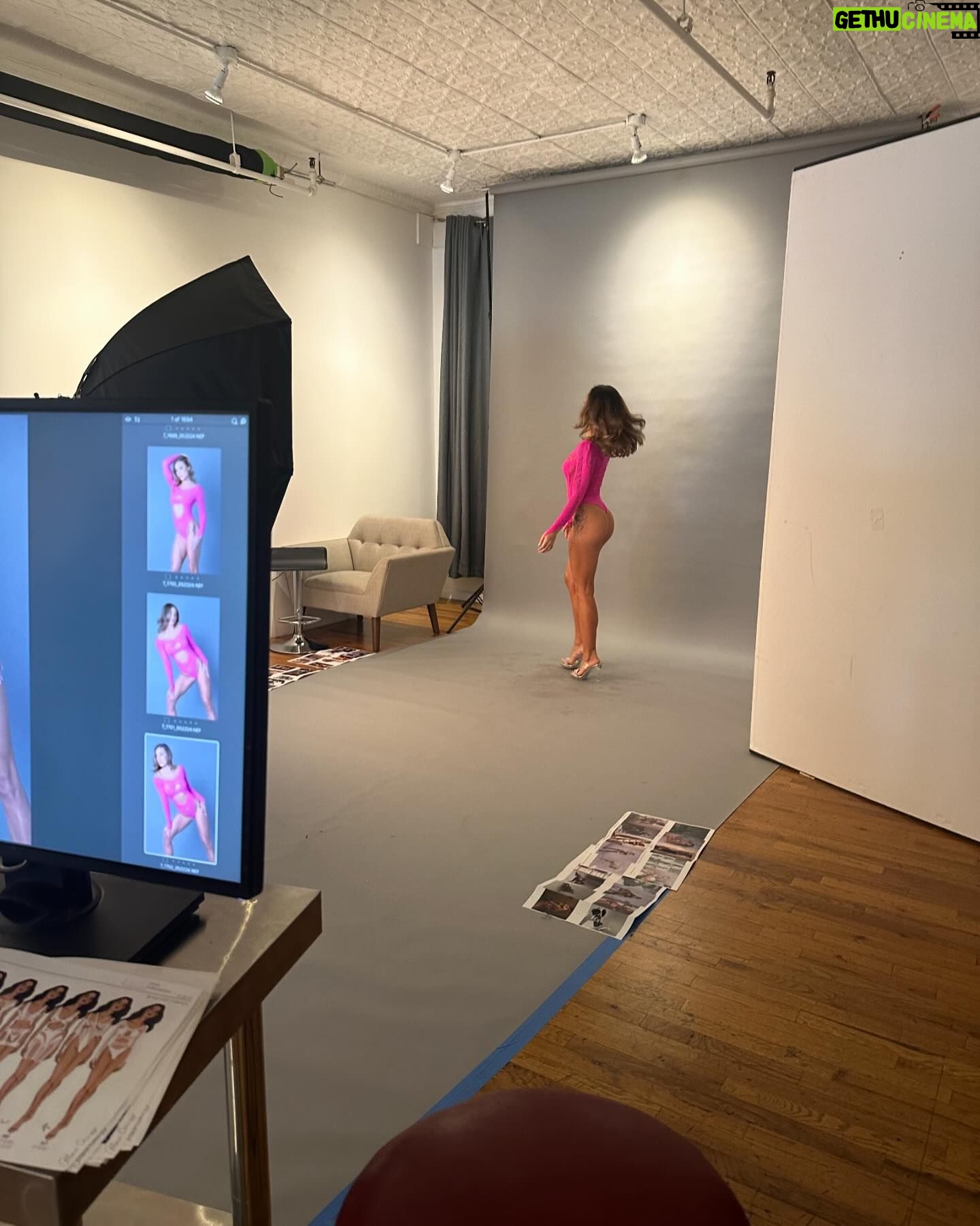 Leslie Golden Instagram - 24 hours in NYC🍎 Now off to Texas🤠