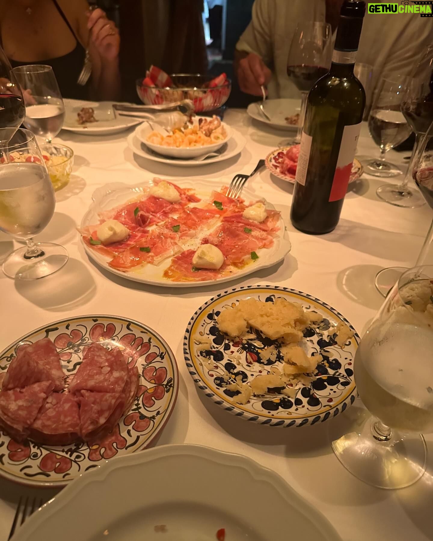 Leslie Golden Instagram - Good food & good people 🥂
