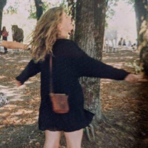 Leslie Grossman Instagram - Today would have been Shannon’s 50th birthday. We had talked about planning something really special and fun. It has been four months since she died and I still have to stop myself from picking up the phone to call her every single day. I keep forgetting she is gone and then I have to remember all over again. When an integral part of your family’s structure is suddenly gone it changes every part of who you are. Shannon isn’t just missing from our lives now she is missing from our future, and that is what hurts the most. She should be here with us and she’s not and that is something I will never get used to. But I will always be grateful that my brother married someone who became the sister I always wanted. Hug your people and tell them you love them. And fuck cancer.