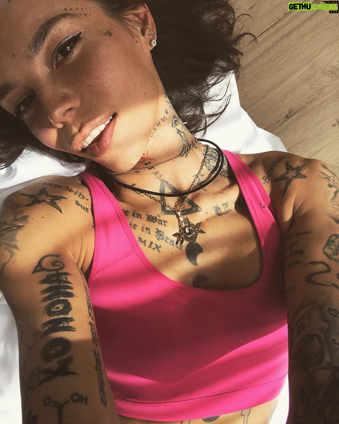 Lesya Fuck - 6.4K Likes - на солнечном микродозинге 🧟♂️