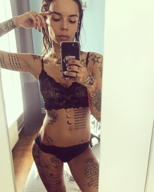 Lesya Fuck Instagram - каждый день в зеркале наблюдаю своего самого лучшего друга и самого злейшего врага. это двуличность моей сущности? почему со всем миром проще договориться, чем с самим собой? либо это до сих пор синдром отмены, либо мне тяжело с самой собой 💀
