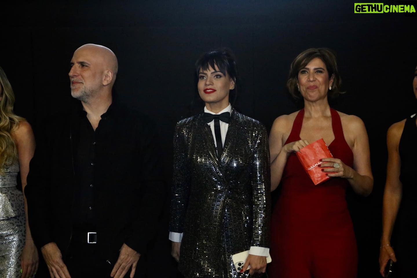 Letícia Lima Instagram - Albinho da linda noite de ontem 🤩 . Look, make e hair by me 🙈 . Obrigada @fabioporchat @globofilmes @dtfilmes @bibaraggio @fernandaribasproducoes ♥️🖤♥️
