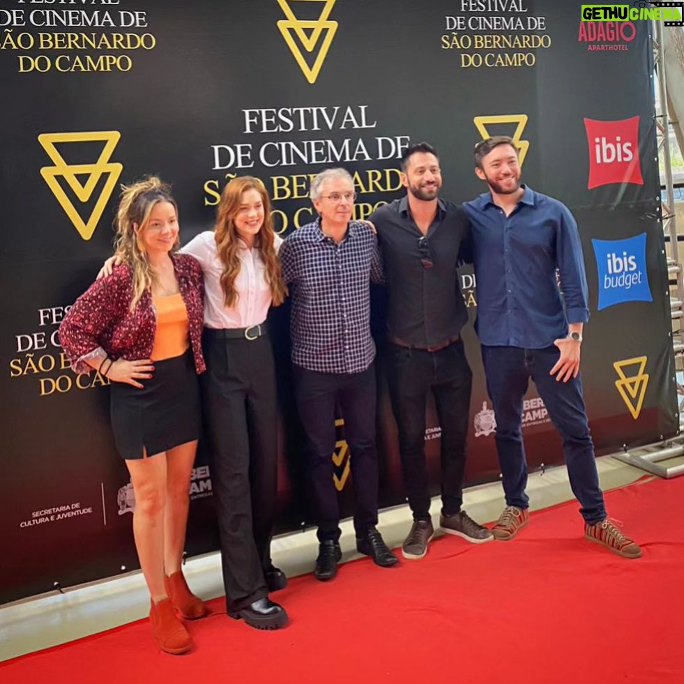 Letícia Tomazella Instagram - Nosso filme estreou no @festivaldecinemadesaobernardo e foi uma alegria! 💙 Foram dias felizes filmando em Brasília com um elenco delicioso: @sophiaabrahao @befelinto @sergioharger Obrigada @cristianovieira10 pelo convite, @rafasalmona pela parceria, @josedecampos_ator pela preparação, @sergioharger por ter feito o filme acontecer! Obrigada a toda a equipe por tudo. Obrigada também @castinglab1 por estarmos juntas! E parabéns @festivaldecinemadesaobernardo, foi uma delícia! Vida longa ao festival!