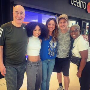 Letícia Tomazella Instagram - A vida é feita de encontros. Às vezes, eles surgem do nada, duram poucos minutos e nos alimentam a alma. Como hoje, de repente, no nosso pré-ensaio. Um reencontro sem planejar...
Tem gente que vira especial pra sempre na vida da gente. 
E é isso que faz a vida valer a pena. 
Amo essas pessoas!
@dudapimenta @pimenta_maedaduda @pedrolemosator @edusemerjian 
❤️💜💙