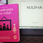Letícia Tomazella Instagram - Escrevendo (porque não posso falar "gestando") meu segundo livro. Essas coisas demoram. Só vim divagar um pouco. "Nulípara". Essa palavra é bem forte. Vi0lent4, eu diria (é um saco escrever com números pra driblar o robô). Nulípara vem de nula e parto. Aquela que nunca pariu. E é de nula mesmo que nos chamam ou é como nula que nos veem. Quem? Nós, vocês, todo mundo. A sacralidade do útero é um verdadeiro massacr3, saibam. Mas isso é papo pra umas doze horas seguidas, porque, pra esse tipo de assunto, ou se aprofunda no lance ou se será passível de cancelamento. É, não mexa com a maternidade - ou com a não-maternidade: você vai se lascar. Mas eu mexi. Mexo, tô mexendo. Remexendo, afundando, emergindo. Mil coisas. Diferente do meu primeiro livro, este é uma ficção. Uma nulípara cheia de crises que vai a um chá revelação e tantas reflexões e acontecimentos se desenrolam dali. Até porque chá revelação... Né?! Enfim, eu não disse nada, só falei "né". Não julguem, vocês não sabem o que eu pensei. Essa personagem vem trazer os sentimentos trevosos de muitas de nós, "nulíparas" por decisão, indecisão ou por destino mesmo. Eu amo escrever. E criar histórias. E ler histórias. E atuar em histórias. É assim que a sociedade avança (ou tenta avançar). O contar histórias e estórias sempre foi o diferencial humano, e, espero, sempre será. O primeiro livro que escrevi tá aí, com essa capa linda feita pela @beatrizagnelli seguindo o conceito editorial da @ditalivros. "Madrasta é a mãe: reflexões sobre uma maternidade marginal". Entrevistei dezenas de mulheres incríveis, e pari (ou simplesmente escrevi) esse livro. A madrastidade é todo um assunto, porque lida com uma das mil formas de invisibilizar o trabalho feminino. Enfim, coisas. Torçam pelo meu segundo livro. O primeiro buscou trazer luz a uma questão. O segundo buscará trazer trevas. 🤓 É que a escuridão tem bastante coisa pra nos ensinar. Ou ela vem pra fora ou nos consome. Nulíparas, uni-vos. Unamo-nos. Etc. Rs! Um motim de nulíparas... Ta aí uma ideia pro Nulípara 2, porque o 1 já tá avançado e não cabe, nele, um motim. Enfim, tô divagando demais e nem bebi, são três da tarde. Bom fim de semana, humanos! 💜