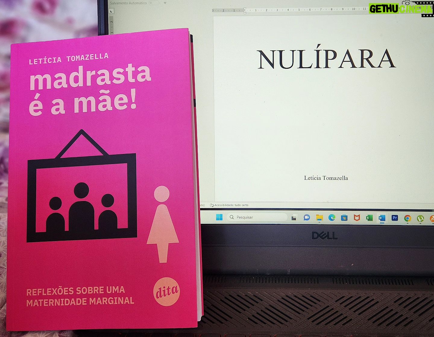 Letícia Tomazella Instagram - Escrevendo (porque não posso falar "gestando") meu segundo livro. Essas coisas demoram. Só vim divagar um pouco. "Nulípara". Essa palavra é bem forte. Vi0lent4, eu diria (é um saco escrever com números pra driblar o robô). Nulípara vem de nula e parto. Aquela que nunca pariu. E é de nula mesmo que nos chamam ou é como nula que nos veem. Quem? Nós, vocês, todo mundo. A sacralidade do útero é um verdadeiro massacr3, saibam. Mas isso é papo pra umas doze horas seguidas, porque, pra esse tipo de assunto, ou se aprofunda no lance ou se será passível de cancelamento. É, não mexa com a maternidade - ou com a não-maternidade: você vai se lascar. Mas eu mexi. Mexo, tô mexendo. Remexendo, afundando, emergindo. Mil coisas. Diferente do meu primeiro livro, este é uma ficção. Uma nulípara cheia de crises que vai a um chá revelação e tantas reflexões e acontecimentos se desenrolam dali. Até porque chá revelação... Né?! Enfim, eu não disse nada, só falei "né". Não julguem, vocês não sabem o que eu pensei. Essa personagem vem trazer os sentimentos trevosos de muitas de nós, "nulíparas" por decisão, indecisão ou por destino mesmo. Eu amo escrever. E criar histórias. E ler histórias. E atuar em histórias. É assim que a sociedade avança (ou tenta avançar). O contar histórias e estórias sempre foi o diferencial humano, e, espero, sempre será. O primeiro livro que escrevi tá aí, com essa capa linda feita pela @beatrizagnelli seguindo o conceito editorial da @ditalivros. "Madrasta é a mãe: reflexões sobre uma maternidade marginal". Entrevistei dezenas de mulheres incríveis, e pari (ou simplesmente escrevi) esse livro. A madrastidade é todo um assunto, porque lida com uma das mil formas de invisibilizar o trabalho feminino. Enfim, coisas. Torçam pelo meu segundo livro. O primeiro buscou trazer luz a uma questão. O segundo buscará trazer trevas. 🤓 É que a escuridão tem bastante coisa pra nos ensinar. Ou ela vem pra fora ou nos consome. Nulíparas, uni-vos. Unamo-nos. Etc. Rs! Um motim de nulíparas... Ta aí uma ideia pro Nulípara 2, porque o 1 já tá avançado e não cabe, nele, um motim. Enfim, tô divagando demais e nem bebi, são três da tarde. Bom fim de semana, humanos! 💜