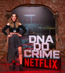 Letícia Tomazella Instagram - DNA DO CRIME estreia dia 14 de novembro, na nossa amada e phodona @netflixbrasil ❤️ Obrigada a todas as pessoas maravilhosas que fizeram isso tudo acontecer! E um especial agradecimento a @heitordhalia, showrunner e diretor, @pedromorelli, diretor, e suas maravilhosas equipes de direção, @bernardolbarcellos @passeri.bruno @davikolb e toda uma equipe de roteiristas incríveis que não consigo mencionar. @anna_luiza_elenco e @alonsozerbinato sempre com olhares sensíveis e atentos: obrigada pela oportunidade! @launogueira @carolfabri pela excelente preparação cênica. Além disso, a todos os profissionais da minuciosa preparação policial que tivemos. Aos meus colegas de elenco, que amo e admiro. Equipe de caracterização chefiada pela gênia @paulavidald. E a muitas, muitas outras pessoas que não consigo mencionar aqui, sem as quais não seria possível realizar uma obra audiovisual desse nível. O audiovisual é uma arte desafiadora, trabalhosa, e sem um coletivo dedicado e potente, a gente não faz. A magia do audiovisual, quando na tela, só existe porque houve um trabalho diário, contínuo e árduo de muitos profissionais juntos, por meses ou anos seguidos. Eu aplaudo de pé, sem dúvida! Muito orgulho de todos. ❤️ (E @castinglab, obrigada sempre 🙏🏽)