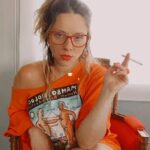 Letícia Tomazella Instagram - A vida é simples, a gente é que complica. Boa semana! Abraço! (@camiloschaden foi quem descobriu essa grande sexóloga Mara Vulvão)
