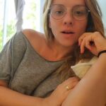 Letícia Tomazella Instagram - Há tempos estudo esse assunto de maternidade compulsória, nos poucos livros que, por enquanto, existem sobre o tema. (aproveito pra indicar um livro chamado "Contra os Filhos", da escritora chilena Lina Meruane.) Desta vez, não vim aqui necessariamente pra falar dos aspectos socioculturais que nos assolam. Vim falar de crise. Crise emocional - que a maternidade compulsória à qual nossa sociedade está absolutamente submetida gera nas mulheres de determinada faixa etária (entre 35 e 45 anos, mais ou menos). Pra nao ter que ouvir fala injusta depois (sempre que trago esse tema, recebo aí algumas critiquinhas), acho importante contar que eu participei muito de grupos de apoio (emocional e financeiro) de mulheres-mães ao longo de um bom tempo. Mulheres se ajudam, e não importa que não tenhamos a mesma realidade: é minha obrigação lutar também pela causa das mães, como é obrigação de todas lutar por tudo o que envolve a vida da mulher por aqui. Enfim. Sigo entendendo o peso da maternidade para as mulheres - sobretudo num recorte de classe, obviamente, porque nao dá pra equiparar a maternidade de mãe rica e de mãe pobre. Enfim, mil coisas. Agora que vocês já sabem que eu sei de todo esse contexto social, econômico e cultural que envolve essa temática, posso finalmente falar sobre uma dor específica que assola as mulheres que não gestam ninguém. Tive que dar toda essa explicação, porque na verdade esse vídeo nao é pra lacração nenhuma. É a exposição de uma crise emocional de difícil resolução na vida das mulheres mais maduras. O assunto "maternidade" é realmente um buraco fundo para a maioria de nós. Enfim. Se você teve filhos ainda quando jovem, você nao vai saber o que é envelhecer sem ser mãe. E veja bem: eu nunca nem desejei ter filhos. E mesmo assim, pesa. Assistam, se quiserem. E as mulheres aí que queiram falar sobre o assunto, comentem no vídeo ou me escrevam no privado. Vai ajudar na minha pesquisa. Vamos juntas! Bom domingo! 🌹 (Se houver erro de português na legenda - pois não chequei - é culpa das legendas automáticas 😎)
