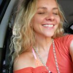 Letícia Tomazella Instagram – Aquelas fotos que a gente tira da gente mesma meio que fingindo que é um flagra de uma risada real mas na verdade é pose fake de gostoseenha em dia ruim. E tal. 
Vulgo biscoito ou biscoitagem, só pra ter a sensação de paz e pertencimento – sensação besta que vai durar alguns minutos e depois vai passar e seguimos o baile dançando que nem bêbados dia após dia. 

Enfim, um sorriseenho aqui pra dar oi no feed. ❤️

#boanoite