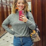 Letícia Tomazella Instagram - Já passou da meia-noite, já é dia 7 de fevereiro. Dia do meu aniversário. Uma aquariana raiz (meu mapa é muito aquário, uma coisa doida, haja exercício de sorrir) que agora tem 38 anos nas costas. E na pele. E no colágeno (que já inexiste). E na cabeça (que existe, mas pira volta e meia). Etc. 38 anos bem vividos, por vezes bem morridos, mas é que esse lance de vida na Terra é assim mesmo, um troço insano, intenso, imenso. É fácil escrever textos depois de ter vivido coisas, difícil é ficar sendo quem se é todos os dias. Haja exercício de viver. Desejo que eu seja cada vez mais quem eu sou. Voltando ao sorriso: eu gosto de sorrir, um sorriso puxa o outro. Eu também choro bastante, até demais, de desgosto não morro, porque choro. E de tédio não morro, porque sorrio e rio e gargalho pombogiramente pois a vida é piada e é deboche e é alegria plena também. A alegria plena, bem como a dor, também existe, é real, é palpável, é uma coisa concreta no nosso horizonte. Se tem algo que eu posso desejar pra mim é que a alegria plena se instaure nas minhas células diariamente. Porque é ela que faz a roda girar. E girar é importante (rodar a saia então...). É que aquilo que tem movimento não adoece. Saúde é dança. 38 anos... Chorei quando fiz 22 me achando velha. Eu hoje adoro que já nasci meio velha. É minha temperatura. Podem me chamar de vovó. Minha celebração será estar em cena, pois estou em cartaz às quartas e quintas, e não posso sair pra despirocar. Dioniso me gosta, evoé. ♥️