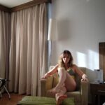 Letícia Tomazella Instagram - Hoje acordei, comi, treinei (puxar ferro, quem diria, é um poderoso antidepressivo), estudei texto (amanhã tem peça), pensei sobre a vida, li coisas, me angustiei (não porque li coisas, mas porque sim), almocei, me angustiei de novo, vou ensaiar já já, respirei, bebi água (outro item importante), fiquei fritando sobre a vida, senti cansaço, energia no pé, depois subiu de novo, a vida cansa, às vezes descansa, às vezes excita, mas mais cansa do que descansa, daí que brincar com a câmera e fazer pose sexy-melancólica me pareceu um bom jeito de dialogar com o algoritmo, mas depois pensei que não, ele não gosta de fotos meio estranhas, desfocadas, precisava estar com mais pele à mostra, algo mais frontal, iluminado, chapado, raso, fotografia pobre, o algoritmo não gosta de sombras (embora ele seja pura treva) nem de foto realmente boa, daí que as fotos instagramáveis (o robô virou verbo, sai da minha língua!) são sempre pobres em conceito, pergunte aos fotógrafos, eles devem estar frustrados, e eu também, porque não sou instagramável e minha vida muito menos e eu adoro fotos não muito óbvias, mas por aqui não rola muito. Angústias, oscilações, vazios, perrengues, cansaços... Será que um dia serão instagramáveis? Acho que não, o povo quer mesmo é uma fábula ruim. Aqui está, olha como posso ser sexy mesmo quando me sinto um nada. Mesmo assim, Braseel, "bora que #sextou" ... Bom fim de semana! (Tô em Brasília porque sábado e domingo tem peça, abrimos final de semana extra... brasilienses, venham. No Teatro dos Bancários, esse teatro belíssimo que eu amo. Beijas 💙)