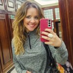Letícia Tomazella Instagram - Já passou da meia-noite, já é dia 7 de fevereiro. Dia do meu aniversário. Uma aquariana raiz (meu mapa é muito aquário, uma coisa doida, haja exercício de sorrir) que agora tem 38 anos nas costas. E na pele. E no colágeno (que já inexiste). E na cabeça (que existe, mas pira volta e meia). Etc. 38 anos bem vividos, por vezes bem morridos, mas é que esse lance de vida na Terra é assim mesmo, um troço insano, intenso, imenso. É fácil escrever textos depois de ter vivido coisas, difícil é ficar sendo quem se é todos os dias. Haja exercício de viver. Desejo que eu seja cada vez mais quem eu sou. Voltando ao sorriso: eu gosto de sorrir, um sorriso puxa o outro. Eu também choro bastante, até demais, de desgosto não morro, porque choro. E de tédio não morro, porque sorrio e rio e gargalho pombogiramente pois a vida é piada e é deboche e é alegria plena também. A alegria plena, bem como a dor, também existe, é real, é palpável, é uma coisa concreta no nosso horizonte. Se tem algo que eu posso desejar pra mim é que a alegria plena se instaure nas minhas células diariamente. Porque é ela que faz a roda girar. E girar é importante (rodar a saia então...). É que aquilo que tem movimento não adoece. Saúde é dança. 38 anos... Chorei quando fiz 22 me achando velha. Eu hoje adoro que já nasci meio velha. É minha temperatura. Podem me chamar de vovó. Minha celebração será estar em cena, pois estou em cartaz às quartas e quintas, e não posso sair pra despirocar. Dioniso me gosta, evoé. ♥️