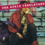 Letícia Tomazella Instagram – Hoje soube que meu curta “Uma Atriz Irrelevante” foi selecionado pra fazer parte do Boden International Film Festival, na Suécia. Este é o trailer.
Às vezes me perguntam porque eu, que sou engraçada e tenho muitas ideias, não posto mais no instagram, não entro mais na onda dos Reels, essas coisas todas. Acho tudo válido, mas é que, muitas vezes, o artista tem que saber administrar sua energia criativa. Nem sempre sobra tempo pra fazer tudo, e, se deixar, as redes sociais engolem nosso tempo de criação de projetos que nos façam sentido. Ser artista num país como o nosso é difícil, porque ou você “viraliza” ou está fadado a ficar criando meio escondido do próprio público, que hoje parece estar mais sedento por rolar o dedo na tela do que deixar-se rolar diante de uma obra de arte que o fará sair de casa para apreciá-la. Enfim. Coisas. Coisas mil.

Não acho que uma obra de arte nao possa estar na internet – aqui também tem muito conteúdo legal. Mas, por favor, nao peçam que a arte só esteja aqui, no virtual. Saiamos da caverna de novo, eu peço. Vamos ver o mundo lá fora. Enfim, mais coisas e mil coisas.

Escrevi o roteiro deste curta – que o @sergio.roizenblit dirigiu – pra trazer alguns temas – como assédio, “midiatização” (esta palavra existe?) da gente como única saída pra sobreviver, relações de poder em que o corpo da mulher sempre sai perdendo etc. etc. – e mil coisas, milhões de coisas.

Quando me perguntam por que não uso mais as redes, fico confusa, me sinto atrasada diante de potencialidades que eu poderia ter aqui, fico sempre achando que tô fazendo algo errado, tô muito atrasada, não vou ganhar dinheiro, tenho seguidores, por que não uso?, a quem interessa um filme ou uma peça de teatro?, meu deuso, preciso virar cineasta de reels, tô sendo burra, senhor, o que fazer, se quando decidi (e estudei muito para) ser artista, eu tava pensando em fazer outra coisa, não esperava que meu palco seria a telinha do celular, sei lá. Zilhões de coisas.

Eu ainda vou fazer reels e criar personagens aqui, por que não? É legítimo, é legal. Mas, enquanto isso, sigo fazendo o que amo fazer: contar histórias.
❤️

#boanoite #bodeninternationalfilmfestival