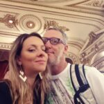 Letícia Tomazella Instagram - Eu nunca gostei de comemorar dia nenhum, mas sempre tem aquele chocolate ou aquele gesto xis nesse dia, só pra dizer que a gente sabe fazer parte da sociedade. Mas fato é que não sabemos. Compartilhamos as mesmas rebeldias, não gostamos de dia comemorativo nenhum, exceto nosso sagrado aniversário de amor, todo janeiro é nosso e abrimos o melhor vinho possível. Ontem passamos o dia em funções familiares e ai de quem disser que madrasta não materna. Mas hoje deu vontade de ver fotos antigas, e essa nem de longe é nossa melhor foto, mas é na Livraria El Ateneo, em Buenos Aires, cidade que tanto amamos. Essa foto foi na nossa primeira ida juntos pra lá, e caminhamos dezenas de quilômetros pela cidade, comendo um alfajor por hora. Ele é meu melhor amigo. Não há nenhum assunto que a gente não converse e eu só sei amar se for assim, porque a amizade é o amor mais bonito que existe. E porque construir um amor alto nível é nossa meta, e exige trabalho e disciplina. Me apaixonei quando olhei pras mãos dele, entendedorxs entenderão, e desde então eu o amasso todos os dias, porque ele é meu ursinho, meu bolinho, meu amor. Ele quer me ver brilhar em tudo que eu fizer, e nunca vi no mundo alguém tão empenhado por outra pessoa. Às vezes a gente lamenta não ter se conhecido anos antes, tantas coisas poderiam ter sido lindas, aí a gente lembra da teoria de que tudo é no tempo que tem que ser e, adivinha? A gente segue achando essas teorias idi0tas e segue lamentando não ter se conhecido antes, ué. Não acho que tudo seja no tempo certo, certo pra quem? O tempo às vezes erra, vide as mitologias todas, esses deuses gregos cometem grandes cag4das. E ok, então nossa teoria é outra: o universo nem sempre é perfeito, a gente segue o baile mesmo assim, feliz ao menos de, mesmo com algum atraso, ter podido se encontrar e se amar tanto. Então, nesses anos de amor, paixão e amizade imensa, eu só tenho a agradecer à vida por, mesmo sendo cruel volta e meia, me dar esse presente. O Sessé é um refúgio quentinho tipo café com pão na chapa na padaria domingo. Me sinto rainha do lado dele, e isso também é mérito meu, que não me contento com pouco. Te amo @sergio.roizenblit ❤️