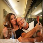 Letícia Tomazella Instagram - Uma celebração do amor, como todo ano, no nosso lugar preferido em SP: @aguzzocucina ❤️ Mas, desta vez, a celebração a dois virou a três: o @leon.roizenblitt foi junto, e não foi pra segurar vela, foi a convite nosso mesmo. Isso porque, após anos morando conosco, ele agora vai voar pra Argentina pra estudar cinema. Como bom sagitariano intenso que é, não bastava apenas ir morar sozinho e estudar na cidade onde nasceu: sua alma precisa ir pra mais longe, mudar o código 55 pra 54 e hablar mucho con nuestros hermanos. Sua alma é livre - e não há nada mais sagrado que a liberdade. Sobre ela, a liberdade, falo já já, porque amar e ser livre é uma dádiva. Fato é que ele, o Leon, merece ser feliz e aprender sobre esse mundão doido, e agora com 19 anos, a vida própria clama por espaço. E nós aqui, entre orgulho, alegria e tristeza, estamos na semana de despedida. Era pra ser um texto sobre meu aniversário de casório, mas não tinha como começar diferente. Meu casório foi justamente quem me trouxe a madrastidade e o imenso desafio que é criar seres humanos e tentar ajudá-los na vida - e também atrapalhá-los de vez em quando. Mas, voltando ao meu casório, há anos a gente se apaixonou e, desde então, a gente nunca conseguiu ficar sem se falar um dia sequer. Ele é meu melhor amigo, meu parceiro, minha inspiração. Me apaixonei primeiro pelas suas mãos, o que pra bom entendedor... É... Amar e ser livre, e poder ser a gente mesma, e ser leve, e ser íntegra e ser pura paz... Ah, é pra poucos. Que sorte a minha! Obrigada, @aguzzocucina, por sempre nos receber como reis. ❤️ Bom fim de semana!