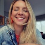 Letícia Tomazella Instagram – De hoje… posando de gatcheenha depois de ser tão bem cuidada pela minha musa maravilhosa @neidebittencourtestetica (a melhor do mundo) e os deuses dos cabelos @vitrini_oficial ❤️