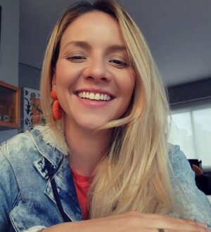 Letícia Tomazella Instagram - De hoje... posando de gatcheenha depois de ser tão bem cuidada pela minha musa maravilhosa @neidebittencourtestetica (a melhor do mundo) e os deuses dos cabelos @vitrini_oficial ❤️