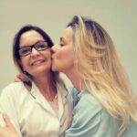 Letícia Tomazella Instagram – De hoje… posando de gatcheenha depois de ser tão bem cuidada pela minha musa maravilhosa @neidebittencourtestetica (a melhor do mundo) e os deuses dos cabelos @vitrini_oficial ❤️