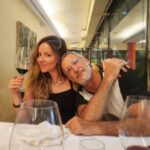 Letícia Tomazella Instagram - Uma celebração do amor, como todo ano, no nosso lugar preferido em SP: @aguzzocucina ❤️ Mas, desta vez, a celebração a dois virou a três: o @leon.roizenblitt foi junto, e não foi pra segurar vela, foi a convite nosso mesmo. Isso porque, após anos morando conosco, ele agora vai voar pra Argentina pra estudar cinema. Como bom sagitariano intenso que é, não bastava apenas ir morar sozinho e estudar na cidade onde nasceu: sua alma precisa ir pra mais longe, mudar o código 55 pra 54 e hablar mucho con nuestros hermanos. Sua alma é livre - e não há nada mais sagrado que a liberdade. Sobre ela, a liberdade, falo já já, porque amar e ser livre é uma dádiva. Fato é que ele, o Leon, merece ser feliz e aprender sobre esse mundão doido, e agora com 19 anos, a vida própria clama por espaço. E nós aqui, entre orgulho, alegria e tristeza, estamos na semana de despedida. Era pra ser um texto sobre meu aniversário de casório, mas não tinha como começar diferente. Meu casório foi justamente quem me trouxe a madrastidade e o imenso desafio que é criar seres humanos e tentar ajudá-los na vida - e também atrapalhá-los de vez em quando. Mas, voltando ao meu casório, há anos a gente se apaixonou e, desde então, a gente nunca conseguiu ficar sem se falar um dia sequer. Ele é meu melhor amigo, meu parceiro, minha inspiração. Me apaixonei primeiro pelas suas mãos, o que pra bom entendedor... É... Amar e ser livre, e poder ser a gente mesma, e ser leve, e ser íntegra e ser pura paz... Ah, é pra poucos. Que sorte a minha! Obrigada, @aguzzocucina, por sempre nos receber como reis. ❤️ Bom fim de semana!