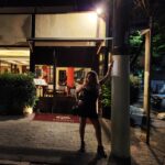 Letícia Tomazella Instagram - Uma celebração do amor, como todo ano, no nosso lugar preferido em SP: @aguzzocucina ❤️ Mas, desta vez, a celebração a dois virou a três: o @leon.roizenblitt foi junto, e não foi pra segurar vela, foi a convite nosso mesmo. Isso porque, após anos morando conosco, ele agora vai voar pra Argentina pra estudar cinema. Como bom sagitariano intenso que é, não bastava apenas ir morar sozinho e estudar na cidade onde nasceu: sua alma precisa ir pra mais longe, mudar o código 55 pra 54 e hablar mucho con nuestros hermanos. Sua alma é livre - e não há nada mais sagrado que a liberdade. Sobre ela, a liberdade, falo já já, porque amar e ser livre é uma dádiva. Fato é que ele, o Leon, merece ser feliz e aprender sobre esse mundão doido, e agora com 19 anos, a vida própria clama por espaço. E nós aqui, entre orgulho, alegria e tristeza, estamos na semana de despedida. Era pra ser um texto sobre meu aniversário de casório, mas não tinha como começar diferente. Meu casório foi justamente quem me trouxe a madrastidade e o imenso desafio que é criar seres humanos e tentar ajudá-los na vida - e também atrapalhá-los de vez em quando. Mas, voltando ao meu casório, há anos a gente se apaixonou e, desde então, a gente nunca conseguiu ficar sem se falar um dia sequer. Ele é meu melhor amigo, meu parceiro, minha inspiração. Me apaixonei primeiro pelas suas mãos, o que pra bom entendedor... É... Amar e ser livre, e poder ser a gente mesma, e ser leve, e ser íntegra e ser pura paz... Ah, é pra poucos. Que sorte a minha! Obrigada, @aguzzocucina, por sempre nos receber como reis. ❤️ Bom fim de semana!