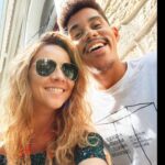 Letícia Tomazella Instagram – Posando com meu filhote da ficção 🎬
@cauecamposs ❤️

Um #tbt recente do nosso filme que foi divertidíssimo de fazer! 🎬

#set #socorrotofalido #throwback #❤️