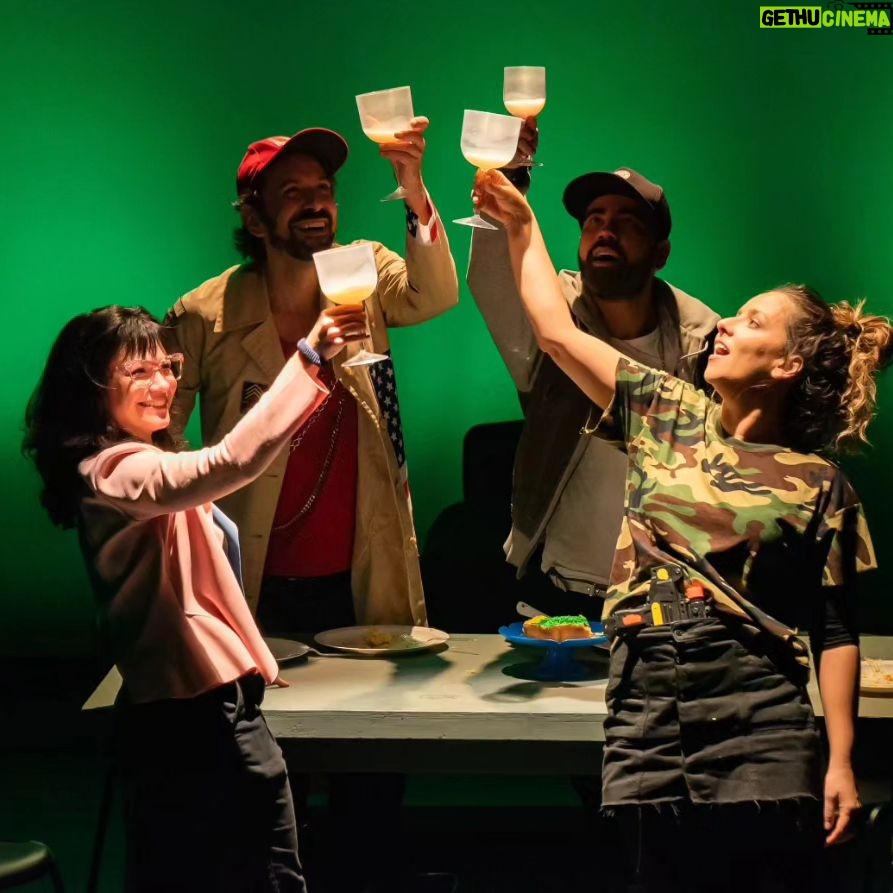 Letícia Tomazella Instagram - Hoje é dia do teatro. Me deu saudade dessa peça deliciosa de fazer: FREEDOM CITY, de Davey Anderson. Direção de @reisdavi e @ricardocorrrea (@ciaarteradeteatro). Ficamos em cartaz no CCSP em 2022. Dizem que teatro é escola. Etc. etc. Não é bem assim. Ele é escola quando está numa escola. Apenas! Ele é profissão quando sai do âmbito escolar. Ele é ofício, ele exige profissionalismo, seriedade, objetividade, cálculos, horários e esforços como todo trabalho de toda profissão. Ele não é só objetivo, eu sei. A arte não é objetiva em sua essência, em sua construção e em seu construto final. Arte é arte. Mas a profissão é profissão - e exige a tal objetividade e profissionalismo que mencionei. O entorno exige contorno. Teatro não é que nem coração de mãe - "sempre cabe mais um". Não deveria ser. Não é só ir lá e fazer. Não é qualquer um que sobe num palco. Não pode ser, não deve ser. Teatro exige estudo, formação, dedicação, aprimoramento e comprometimento. Repito: como toda profissão. Assim, só cabe quem é. Os demais podem brincar de fazer, mas não são. Enfim, vocês entenderam. Minha profissão é séria. É lúdica também, é livre e libertária, é um monte de coisas, sim. Mas é uma profissão. Sou das que gostam de ter horário de início e de término de ensaio (processos criativos também precisam de contorno, e o ator é um operário-criativo que precisa poder ir pra casa e ter família no horário acordado). Enfim, toda essa aulinha aqui é pra quem não conhece da área poder saber que não é farra. É profissão séria, seríssima, mesmo quando faz rir, mesmo quando a gente se diverte criando. Quem disse que amar o que faz não exige seriedade? Teatro é compromisso, e isso é inegociável. Enfim, mil coisas. Eu amo o teatro e todas as minhas subidas ao palco e descidas nos camarins. Seu dia 🎭❤️ (Fotos da Alice Jardim. A última é do Sérgio Roizenblit.)