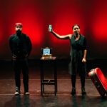 Letícia Tomazella Instagram – Hoje é dia do teatro. Me deu saudade dessa peça deliciosa de fazer: FREEDOM CITY, de Davey Anderson. Direção de @reisdavi e @ricardocorrrea (@ciaarteradeteatro). Ficamos em cartaz no CCSP em 2022.

Dizem que teatro é escola. Etc. etc. Não é bem assim. Ele é escola quando está numa escola. Apenas! Ele é profissão quando sai do âmbito escolar. Ele é ofício, ele exige profissionalismo, seriedade, objetividade, cálculos, horários e esforços como todo trabalho de toda profissão. 
Ele não é só objetivo, eu sei. A arte não é objetiva em sua essência, em sua construção e em seu construto final. Arte é arte. Mas a profissão é profissão – e exige a tal objetividade e profissionalismo que mencionei. O entorno exige contorno. Teatro não é que nem coração de mãe – “sempre cabe mais um”. Não deveria ser. Não é só ir lá e fazer. Não é qualquer um que sobe num palco. Não pode ser, não deve ser. Teatro exige estudo, formação, dedicação, aprimoramento e comprometimento. Repito: como toda profissão. Assim, só cabe quem é. Os demais podem brincar de fazer, mas não são. Enfim, vocês entenderam.
Minha profissão é séria. É lúdica também, é livre e libertária, é um monte de coisas, sim. Mas é uma profissão. Sou das que gostam de ter horário de início e de término de ensaio (processos criativos também precisam de contorno, e o ator é um operário-criativo que precisa poder ir pra casa e ter família no horário acordado). Enfim, toda essa aulinha aqui é pra quem não conhece da área poder saber que não é farra. É profissão séria, seríssima, mesmo quando faz rir, mesmo quando a gente se diverte criando. Quem disse que amar o que faz não exige seriedade?

Teatro é compromisso, e isso é inegociável. Enfim, mil coisas.

Eu amo o teatro e todas as minhas subidas ao palco e descidas nos camarins. 

Seu dia 🎭❤️

(Fotos da Alice Jardim. A última é do Sérgio Roizenblit.)
