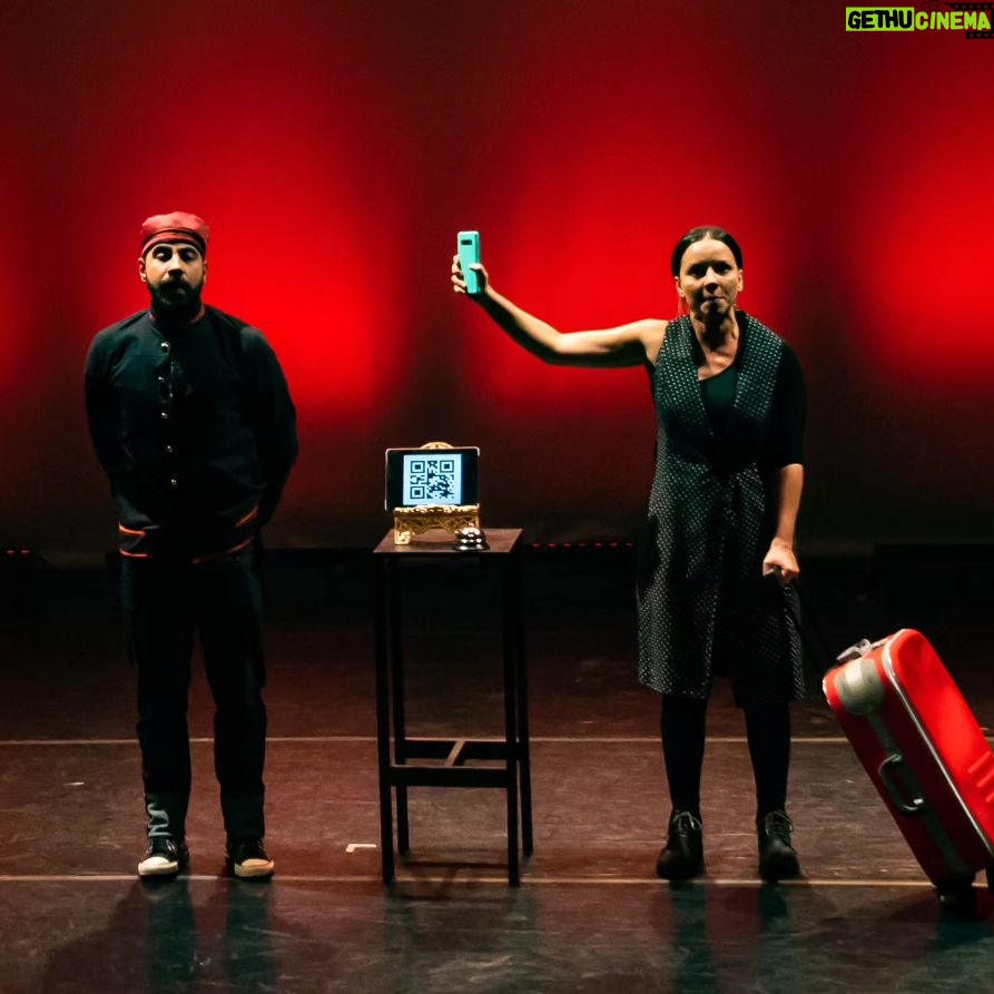 Letícia Tomazella Instagram - Hoje é dia do teatro. Me deu saudade dessa peça deliciosa de fazer: FREEDOM CITY, de Davey Anderson. Direção de @reisdavi e @ricardocorrrea (@ciaarteradeteatro). Ficamos em cartaz no CCSP em 2022. Dizem que teatro é escola. Etc. etc. Não é bem assim. Ele é escola quando está numa escola. Apenas! Ele é profissão quando sai do âmbito escolar. Ele é ofício, ele exige profissionalismo, seriedade, objetividade, cálculos, horários e esforços como todo trabalho de toda profissão. Ele não é só objetivo, eu sei. A arte não é objetiva em sua essência, em sua construção e em seu construto final. Arte é arte. Mas a profissão é profissão - e exige a tal objetividade e profissionalismo que mencionei. O entorno exige contorno. Teatro não é que nem coração de mãe - "sempre cabe mais um". Não deveria ser. Não é só ir lá e fazer. Não é qualquer um que sobe num palco. Não pode ser, não deve ser. Teatro exige estudo, formação, dedicação, aprimoramento e comprometimento. Repito: como toda profissão. Assim, só cabe quem é. Os demais podem brincar de fazer, mas não são. Enfim, vocês entenderam. Minha profissão é séria. É lúdica também, é livre e libertária, é um monte de coisas, sim. Mas é uma profissão. Sou das que gostam de ter horário de início e de término de ensaio (processos criativos também precisam de contorno, e o ator é um operário-criativo que precisa poder ir pra casa e ter família no horário acordado). Enfim, toda essa aulinha aqui é pra quem não conhece da área poder saber que não é farra. É profissão séria, seríssima, mesmo quando faz rir, mesmo quando a gente se diverte criando. Quem disse que amar o que faz não exige seriedade? Teatro é compromisso, e isso é inegociável. Enfim, mil coisas. Eu amo o teatro e todas as minhas subidas ao palco e descidas nos camarins. Seu dia 🎭❤️ (Fotos da Alice Jardim. A última é do Sérgio Roizenblit.)