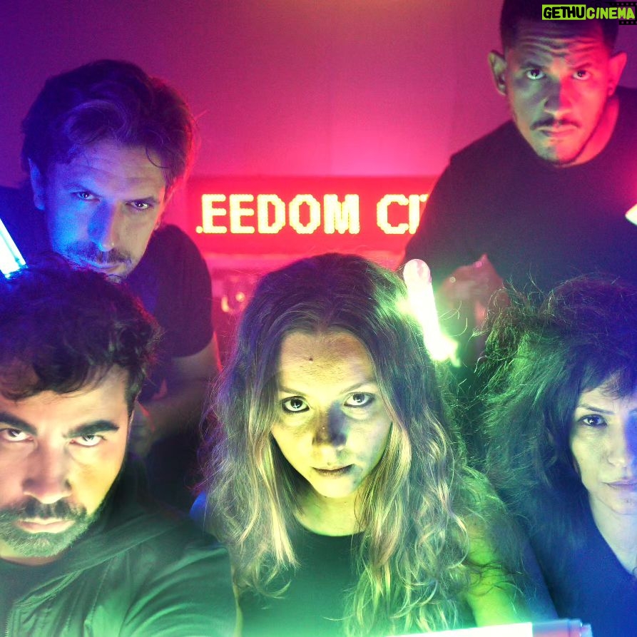 Letícia Tomazella Instagram - Hoje é dia do teatro. Me deu saudade dessa peça deliciosa de fazer: FREEDOM CITY, de Davey Anderson. Direção de @reisdavi e @ricardocorrrea (@ciaarteradeteatro). Ficamos em cartaz no CCSP em 2022. Dizem que teatro é escola. Etc. etc. Não é bem assim. Ele é escola quando está numa escola. Apenas! Ele é profissão quando sai do âmbito escolar. Ele é ofício, ele exige profissionalismo, seriedade, objetividade, cálculos, horários e esforços como todo trabalho de toda profissão. Ele não é só objetivo, eu sei. A arte não é objetiva em sua essência, em sua construção e em seu construto final. Arte é arte. Mas a profissão é profissão - e exige a tal objetividade e profissionalismo que mencionei. O entorno exige contorno. Teatro não é que nem coração de mãe - "sempre cabe mais um". Não deveria ser. Não é só ir lá e fazer. Não é qualquer um que sobe num palco. Não pode ser, não deve ser. Teatro exige estudo, formação, dedicação, aprimoramento e comprometimento. Repito: como toda profissão. Assim, só cabe quem é. Os demais podem brincar de fazer, mas não são. Enfim, vocês entenderam. Minha profissão é séria. É lúdica também, é livre e libertária, é um monte de coisas, sim. Mas é uma profissão. Sou das que gostam de ter horário de início e de término de ensaio (processos criativos também precisam de contorno, e o ator é um operário-criativo que precisa poder ir pra casa e ter família no horário acordado). Enfim, toda essa aulinha aqui é pra quem não conhece da área poder saber que não é farra. É profissão séria, seríssima, mesmo quando faz rir, mesmo quando a gente se diverte criando. Quem disse que amar o que faz não exige seriedade? Teatro é compromisso, e isso é inegociável. Enfim, mil coisas. Eu amo o teatro e todas as minhas subidas ao palco e descidas nos camarins. Seu dia 🎭❤️ (Fotos da Alice Jardim. A última é do Sérgio Roizenblit.)