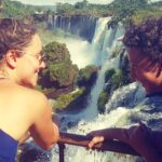 Letícia Tomazella Instagram – Uma foto antiga com o @leon.roizenblitt. Por nada. Apenas saudade – muita saudade – de quando ele ainda não tinha 1.87 de altura. 
De quando a gente brincava de força contra o portão e eu ganhava (lembro da primeira vez que ele ganhou. Ficou grande e forte de um dia pro outro, como crescem rápido… Depois disso, percebi, ele já era um homem). 
De quando eu pressionava pra que ele comesse vegetais. De quando ele ficava nervoso jogando Catan. De quando brigávamos porque ele tava chato (eu nunca fui chata, o chato era ele, juro!). De quando ele rapava a comida da casa (acabava o ketchup em um dia e meio). De quando ele amava sair com a gente pra passear em museus e caminhar pelas ruas, aleatoriamente. Lembro de irmos juntos pro Rio, e o rostinho dele amando tudo… Era rostinho, hoje é rostão e tem barba (pouca, mas tem). De quando levei ele no set de gravação de uma novela. De quando ele quis fazer teatro – e fez. Aplaudi de pé sua primeira apresentação, que era baseada em Ibsen. 
Ambos com ascendente em satanáries, rolaram aí umas tretas. Mas morar com esse garoto – hoje homão (saudade da palavra “homenzarrão”) – foi uma das coisas mais gostosas que já vivi. Tô com saudade até do ralinho da pia que ele deixava sujo (embora tenha se tornado um ótimo dono de casa, sob minha constante pressão, claro). 
Saudade do seu risoto de pera com gorgonzola. 
Saudade de você deitando na nossa cama pra abraçar e papear. Saudade de você.

Ele foi estudar cinema fora, e eu sinto tanto orgulho. Mas a saudade aperta. Orgulho, amor e saudade, o trio do momento aqui no meu peito.
Te amo, Leon. 
Vc é meu filho de coração e alma desde sempre e pra sempre.
Hoje é domingo, dia oficial da gente.
(O Yuri também é meu amor, sempre, mas é que hoje o post é sobre vc. Porque vc não mora mais aqui em casa, e eu tô com uma absurda saudade!)
❤️