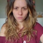 Letícia Tomazella Instagram – Vozes e vozes na nossa cabeça dizendo que temos que aparecer, fazer, acontecer, não, não importa muito como a gente esteja, a gente tem que aparecer, tem que ser visto, a gente tem que pagar contas, a gente tem que ser phoda, a gente tem que tudo, senão a gente se dilui feito grão no oceano, o mundo é imenso, você precisa ser alguma coisa muito especial, especial o tempo todo, mas que preguiça de me maquiar, não gosto, não quero, tô cansada, tive insônia, mas preciso postar, minhas redes andam paradas, o algoritmo não gosta, o mercado não gosta, o mercado tá difícil, você é grão de areia como todo mundo, mas só sobrevivem os grãos que brilham, não importa o preço pago, então vai, dá um jeito, finge sol mesmo estando lua, vai lá e falseia um brilho, não importa se é de verdade, vai lá e faz, faz, faz, faz, sua exaustão não interessa a ninguém etc. etc. etc.

Tem dias que são assim, noites. 

Postei. CHECK.

Hi, people!

#bomdia #boanoite 

💜