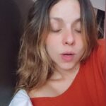 Letícia Tomazella Instagram – O Brasil é imenso. E, embora o teatro não goste do sotaque caipira, que é meu sotaque-mãe, decidi trazê-lo de volta. Sou nascida e criada numa pequeniníssima cidade chamada Monte Azul Paulista, onde minha família vive até hoje, e essa caipirice maravilhosa pra sempre estará dentro de mim, porque é o que sou: uma caipira. Eu amo ser caipira.

Lembro de como São Paulo me recebeu bem, amo essa pauliceia desvairada, e não troco aqui por nada. Mas o paulistano médio menospreza seus caipiras, e a cidade às vezes era assustadora pra mim. A malícia necessária pra andar nas ruas, a quantidade de gente e de possibilidades, o medo da violência, a paixão pela diversidade, é tanta coisa junta e misturada… Mas algo da caipira que chegou aqui sozinha pra sempre vai me habitar. E meu sotaque é a celebração disso.

AmoRRR… CaloRRR… VentiladoRRR.
Retomei meus erres. Retomei meus eus.

Só isso mesmo.

Beijos noceis tudo! ❤️